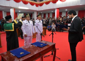 Gubernur Aceh, Muzakir Manaf mengambil sumpah jabatan dan melantik Zulkifli H. Adam sebagai Walikota dan Drs. H. Suradji Junus sebagai Wakil Walikota Sabang Periode 2025-20230 pada Rapat Paripurna DPRK Sabang, di kantor DPRK Sabang, Sabtu, 14/06/2025.
