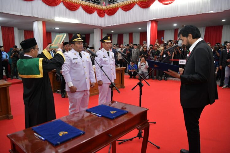 Gubernur Aceh Muzakir Manaf mengambil sumpah jabatan dan melantik Zulkifli H Adam sebagai Walikota dan Drs H Suradji Junus sebagai Wakil Walikota Sabang Periode 202520230 pada Rapat Paripurna DPRK Sabang di kantor DPRK Sabang Sabtu 14062025 KETIKKABARcom Gubernur Aceh Muzakir Manaf mengambil sumpah jabatan dan melantik Zulkifli H Adam sebagai Walikota dan Drs H Suradji Junus sebagai Wakil Walikota Sabang Periode 2025 20230 pada Rapat Paripurna DPRK Sabang di kantor DPRK Sabang Sabtu 14062025