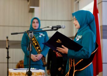 Ketua Tim Penggerak PKK Aceh Marlina Muzakir melantik Nuri Zulkifli sebagai Ketua TP PKK Kota Sabang Ketua Dekranasda Forikan Bunda PAUD dan Ketua Pembina Posyandu Kota Sabang masa jabatan 2025 20230 di Aula Kantor Wali Kota Sabang Sabtu 1462025