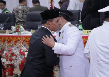 Bupati Aceh Besar, H Syech Muharram Idris memberikan ucapan selamat kepada Wali Kota dan Wakil Wali Kota Sabang Masa Jabatan Tahun 2025-2030, usai dilantik oleh Gubernur Aceh di Gedung DPRK Kota Sabang, Sabang, Sabtu (14/06/2025). FOTO/PROKOPIM PEMKAB ACEH BESAR