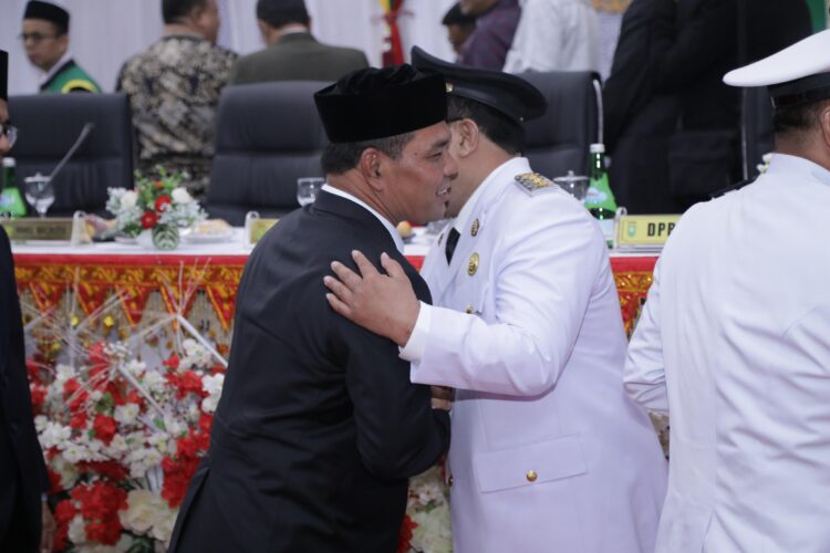 Bupati Aceh Besar H Syech Muharram Idris memberikan ucapan selamat kepada Wali Kota dan Wakil Wali Kota Sabang Masa Jabatan Tahun 2025 2030 usai dilantik oleh Gubernur Aceh di Gedung DPRK Kota Sabang Sabang Sabtu 14062025 FOTOPROKOPIM PEMKAB ACEH BESAR
