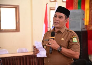 Bupati Aceh Besar H Muharram Idris (Syech Muharram), menyampaikan arahannya dalam Rakor-Raker MKKS SMP, di Negeri 3 Kecamatan Ingin Jaya, Kabupaten Aceh Besar, Selasa (24/6/2025) pagi. FOTO/ MC ACEH BESAR