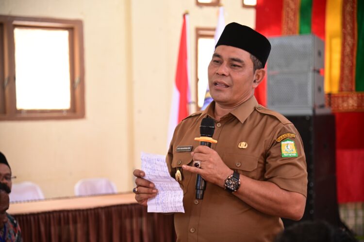Bupati Aceh Besar H Muharram Idris Syech Muharram menyampaikan arahannya dalam Rakor Raker MKKS SMP di Negeri 3 Kecamatan Ingin Jaya Kabupaten Aceh Besar Selasa 2462025 pagi FOTO MC ACEH BESAR