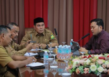 Bupati Aceh H. Muharram Idris yang akrab disapa Syech Muharam dalam pertemuan dengan Muhammad Suhanda Sales Branch (SBM) III Aceh Gas, PT. Pertamina Petra Niaga dan didamping Dian Budi Dharma Kabid. Migas Dinas ESDM Aceh dalam rangka Koordinasi dan Sosialisasi pendistribusian LPG, berlangsung di Dekranasda Aceh Besar, Gampong Gani, Kecamatan Ingin Jaya, Selasa (24/06/2025). FOTO/MC ACEH BESAR