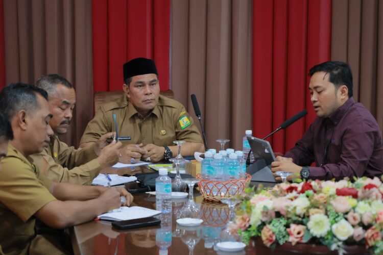Bupati Aceh H Muharram Idris yang akrab disapa Syech Muharam dalam pertemuan dengan Muhammad Suhanda Sales Branch SBM III Aceh Gas PT Pertamina Petra Niaga dan didamping Dian Budi Dharma Kabid Migas Dinas ESDM Aceh dalam rangka Koordinasi dan Sosialisasi pendistribusian LPG berlangsung di Dekranasda Aceh Besar Gampong Gani Kecamatan Ingin Jaya Selasa 24062025 FOTOMC ACEH BESAR