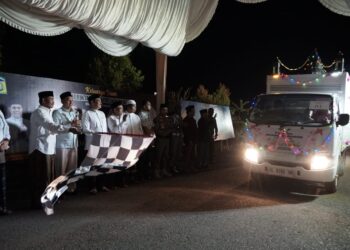 Wakil Bupati Aceh Besar Drs Syukri A Jalil, melepas rombongan pawai takbir Idul Adha 1446 H, di pelataran Masjid Agung Al-Munawwarah, Kota Jantho, Kamis (5/6/2025) malam. FOTO/ MC ACEH BESAR