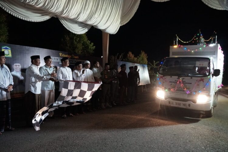 Wakil Bupati Aceh Besar Drs Syukri A Jalil melepas rombongan pawai takbir Idul Adha 1446 H di pelataran Masjid Agung Al Munawwarah Kota Jantho Kamis 562025 malam FOTO MC ACEH BESAR