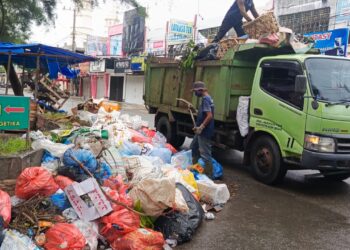 Petugas DLH Aceh Besar membersihkan tumpukan sampah ilegal di Pasar Keutapang, Senin (9/6/2025). FOTO/ MC ACEH BESAR