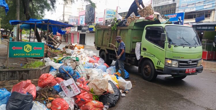 Petugas DLH Aceh Besar membersihkan tumpukan sampah ilegal di Pasar Keutapang Senin 962025 FOTO MC ACEH BESAR