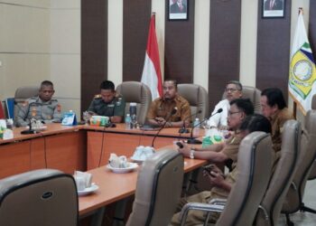 Asisten II Sekdakab Aceh Besar HM Ali S.Sos MSi, didampingi unsur Forkopimda, Kepala OPD dan Anggota, TPID Aceh Besar mengikuti Rakor Pengendalian Inflasi secara virtual zoom di Ruang Rapat Kantor Bupati, Kota Jantho, Selasa (10/06/2025). FOTO/MC ACEH BESAR