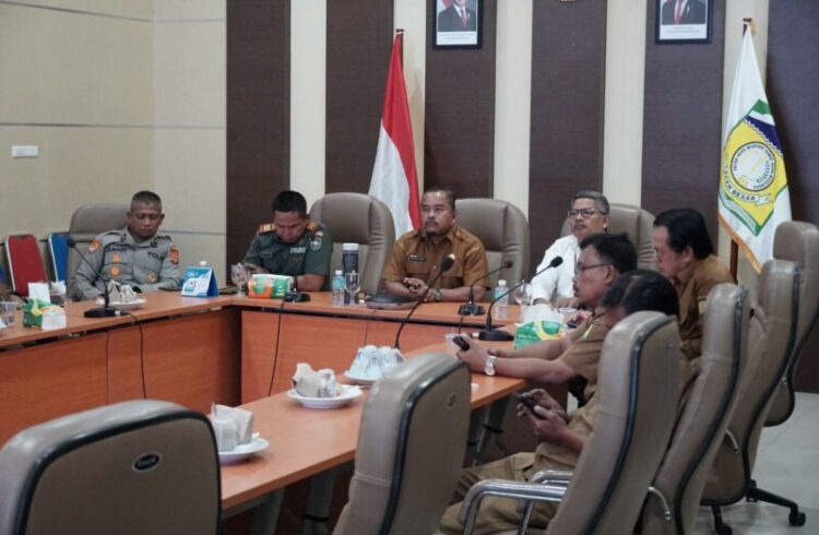 WhatsApp Image 20250610 at 170505 KETIKKABARcom Asisten II Sekdakab Aceh Besar HM Ali SSos MSi didampingi unsur Forkopimda Kepala OPD dan Anggota TPID Aceh Besar mengikuti Rakor Pengendalian Inflasi secara virtual zoom di Ruang Rapat Kantor Bupati Kota Jantho Selasa 10062025 FOTOMC ACEH BESAR