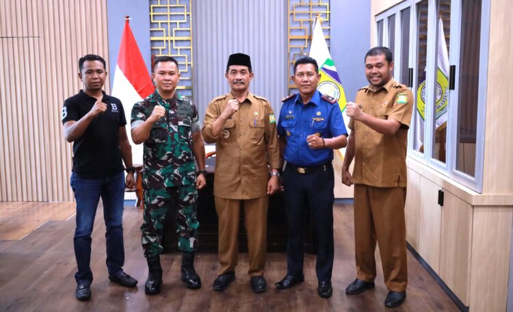 Foto bersama usai pelaksanaan silaturahmi penguatan sinergi penanggulangan bencana di Kantor Bupati Aceh Besar Kota Jantho Selas 1062025 FOTOPROKOPIM PEMKAB ACEH BESAR KETIKKABARcom Foto bersama usai pelaksanaan silaturahmi penguatan sinergi penanggulangan bencana di Kantor Bupati Aceh Besar Kota Jantho Selas 1062025 FOTOPROKOPIM PEMKAB ACEH BESAR