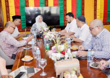 Ketua Tim Penggerak Pemberdayaan dan Kesejahteraan Keluarga (PKK) Aceh, Marlina Muzakir , memimpin rapat pembahasan bantuan rumah layak huni di Meuligoe Gubernur Aceh, Rabu (11/6/2025).