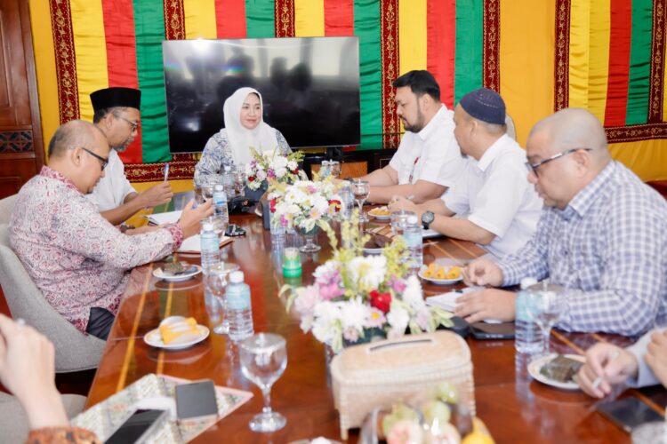 Ketua Tim Penggerak Pemberdayaan dan Kesejahteraan Keluarga PKK Aceh Marlina Muzakir memimpin rapat pembahasan bantuan rumah layak huni di Meuligoe Gubernur Aceh Rabu 1162025 KETIKKABARcom Ketua Tim Penggerak Pemberdayaan dan Kesejahteraan Keluarga PKK Aceh Marlina Muzakir memimpin rapat pembahasan bantuan rumah layak huni di Meuligoe Gubernur Aceh Rabu 1162025