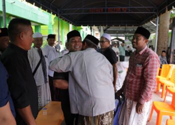 Bupati Aceh Besar, H Syech Muharram Idris melayat ke rumah almarhum anggota Dewan Perwakilan Rakyat Aceh atau DPRA, Tgk Rasyidin Ahmad SE SSosI ( Waled NURA ) di Yayasan Pendidikan Islam atau YPI Nurur Rasyad Al-Aziziyah atau NURA, di Gampong Mesjid Runtoh, Kecamatan Pidie, Kabupaten Pidie, Kamis, (12/06/2025). FOTO/PROKOPIM PEMKAB ACEH BESAR