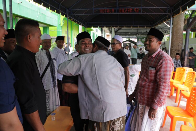 Bupati Aceh Besar H Syech Muharram Idris melayat ke rumah almarhum anggota Dewan Perwakilan Rakyat Aceh atau DPRA Tgk Rasyidin Ahmad SE SSosI Waled NURA di Yayasan Pendidikan Islam atau YPI Nurur Rasyad AlAziziyah atau NURA di Gampong Mesjid Runtoh Kecamatan Pidie Kabupaten Pidie Kamis 12062025 FOTOPROKOPIM PEMKAB ACEH BESAR KETIKKABARcom Bupati Aceh Besar H Syech Muharram Idris melayat ke rumah almarhum anggota Dewan Perwakilan Rakyat Aceh atau DPRA Tgk Rasyidin Ahmad SE SSosI Waled NURA di Yayasan Pendidikan Islam atau YPI Nurur Rasyad Al Aziziyah atau NURA di Gampong Mesjid Runtoh Kecamatan Pidie Kabupaten Pidie Kamis 12062025 FOTOPROKOPIM PEMKAB ACEH BESAR