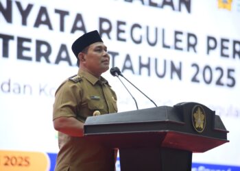 Bupati Aceh Besar Muharram Idris memberi sambutan pada pembekalan KKN Mahasiswa USK periode XXVI di Hall Gedung AAC Prof. Dayan Dawood, Banda Aceh, Senin (16/6/2025). FOTO/MC ACEH BESAR