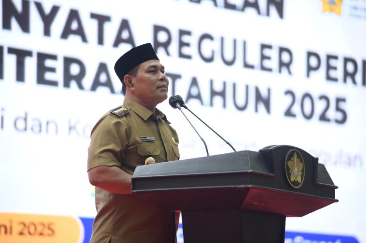 Bupati Aceh Besar Muharram Idris memberi sambutan pada pembekalan KKN Mahasiswa USK periode XXVI di Hall Gedung AAC Prof Dayan Dawood Banda Aceh Senin 1662025 FOTOMC ACEH BESAR
