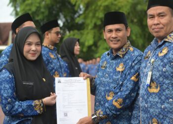 Asisten II Sekda Aceh, Zulkifli, mewakili Gubernur Aceh, menyerahkan Surat Keputusan (SK) Gubernur tentang Pengangkatan 618 Calon Aparatur Sipil Negara (CASN) Pemerintah Aceh Tahun 2024. Penyerahan SK dilakukan dalam sebuah upacara yang berlangsung di Halaman Kantor Gubernur Aceh, Selasa 17 Juni 2025.