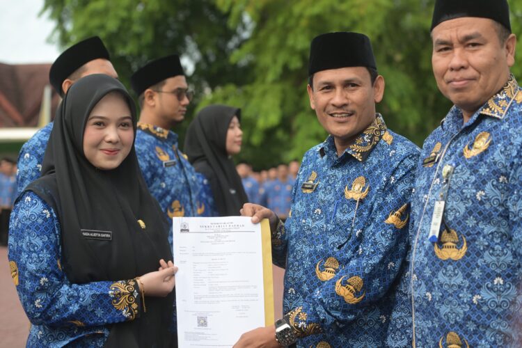 Asisten II Sekda Aceh Zulkifli mewakili Gubernur Aceh menyerahkan Surat Keputusan SK Gubernur tentang Pengangkatan 618 Calon Aparatur Sipil Negara CASN Pemerintah Aceh Tahun 2024 Penyerahan SK dilakukan dalam sebuah upacara yang berlangsung di Halaman Kantor Gubernur Aceh Selasa 17 Juni 2025