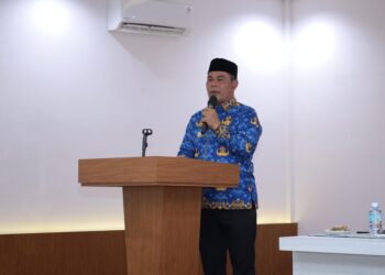 Bupati Aceh Besar, H. Muharram Idris memberi sambutan pada Workshop Penguatan Lembaga Keuangan Syariah dan Dewan Pengawas Syariah di Hotel Madinatul Zahra, Lampeuneurut, Darul Imarah, Selasa (17/6/2025). FOTO/PROKOPIM ACEH BESAR