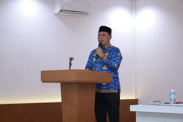 Bupati Aceh Besar H Muharram Idris memberi sambutan pada Workshop Penguatan Lembaga Keuangan Syariah dan Dewan Pengawas Syariah di Hotel Madinatul Zahra Lampeuneurut Darul Imarah Selasa 1762025 FOTOPROKOPIM ACEH BESAR