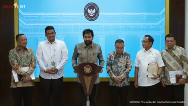 Gubernur Aceh Muzakir Manaf saat memberikan keterangan pers dan ucapan terima kasih pada konferensi pers penyelesaiaan permasalahan empat pulau di perbatasan Prov Aceh dan Sumut bersama Mendagri Tito Karnavian Mensesneg Prasetyo Hadi Wakil Ketua DPR Sufmi Dasco Ahmad dan Gubernur Sumut Bobby Nasution di Kantor Istana Kepresidenan Jakarta Selasa 1762025 Dok Tangkapan Layar Youtube Sekretariat Presiden