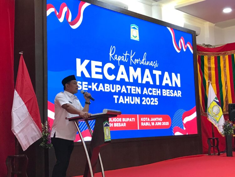 Bupati Aceh Besar H Muharram Idris memberi sambutan pada Rakor Camat se Kabupaten Aceh Besar di Meuligoe Bupati Kota Jantho Rabu 1862025 FOTOMC ACEH BESAR