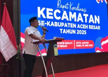 Bupati Aceh Besar, H. Muharram Idris, memberi sambutan pada Rakor Camat se-Kabupaten Aceh Besar di Meuligoe Bupati, Kota Jantho, Rabu (18/6/2025). FOTO/MC ACEH BESAR