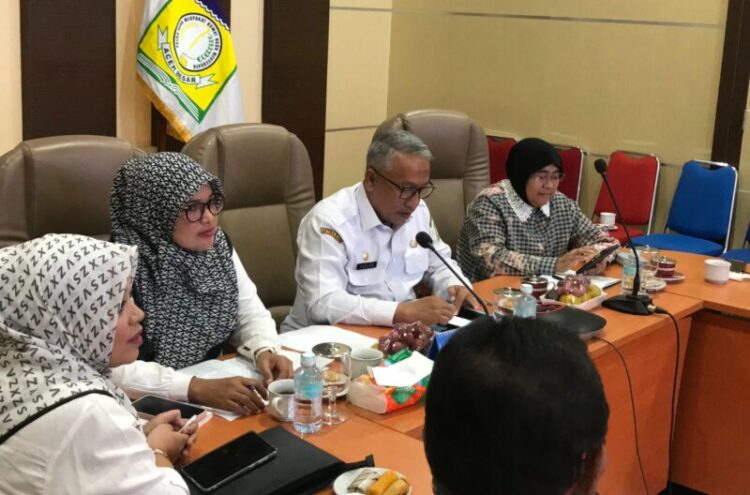 Asisten I Sekdakab Aceh Besar Farhan AP sambut kunjungan Tim Verifikator Kemenkes RI dalam rangka Verifikasi Lapangan Sanitasi Total Berbasis Masyarakat STBM Award Tahun 2025 di Aula Sanusi Wahab Kantor Bupati Kota Jantho Rabu 18062025 FOTOMC ACEH BESAR