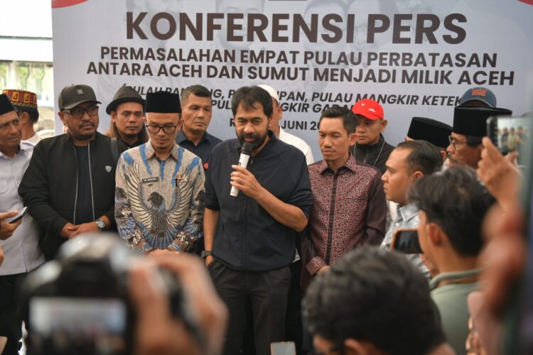 Gubernur Aceh Muzakir Manaf menjawab pernyataan wartawan dalam konferensi pers terkait putusan dikembalikannya empat pulau di Aceh Singkil kepada Aceh di Bandara Sultan Iskandar Muda Selasa 1862025