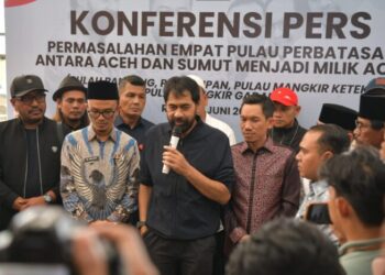 Gubernur Aceh, Muzakir Manaf menjawab pernyataan wartawan dalam konferensi pers terkait putusan dikembalikannya empat pulau di Aceh Singkil kepada Aceh, di Bandara Sultan Iskandar Muda, Selasa (18/6/2025).