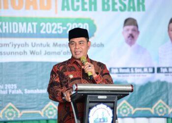 Bupati Aceh Besar H. Muharram Idris memberi sambutan pada pelantikan Muskercab PCNU Aceh Besar masa khidmat 2025–2030 di Pesantren Ruhul Falah, Samahani, Aceh Besar, Kamis (19/6/2025). FOTO/MC ACEH BESAR