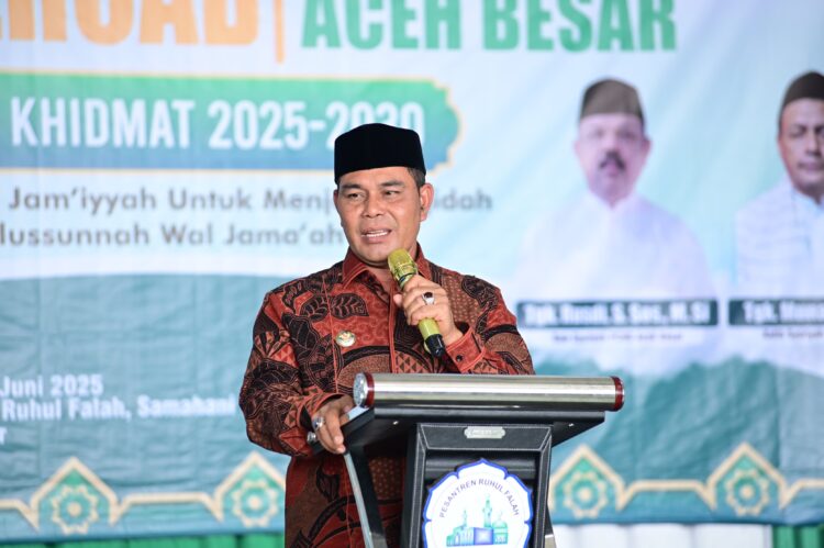 Bupati Aceh Besar H Muharram Idris memberi sambutan pada pelantikan Muskercab PCNU Aceh Besar masa khidmat 20252030 di Pesantren Ruhul Falah Samahani Aceh Besar Kamis 1962025 FOTOMC ACEH BESAR