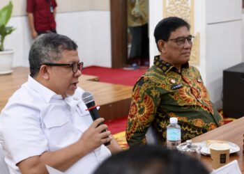 Wakil Menteri Perumahan dan Kawasan Permukiman RI. Fahri Hamzah, menggelar rapat denhan Asisten Administrasi Umum Sekda Aceh, Drs. Muhammad Diwarsyah, M.Si, terkait isu data Backlog penghunian, evaluasi suplai perumahan MBR tahun 2025 oleh pengembangan, serta evaluasi perkembangan program FLPP dan BSPS di Wilayah Aceh, di Ruang Potda 1 Setda Aceh, Kamis, 19/6/2025