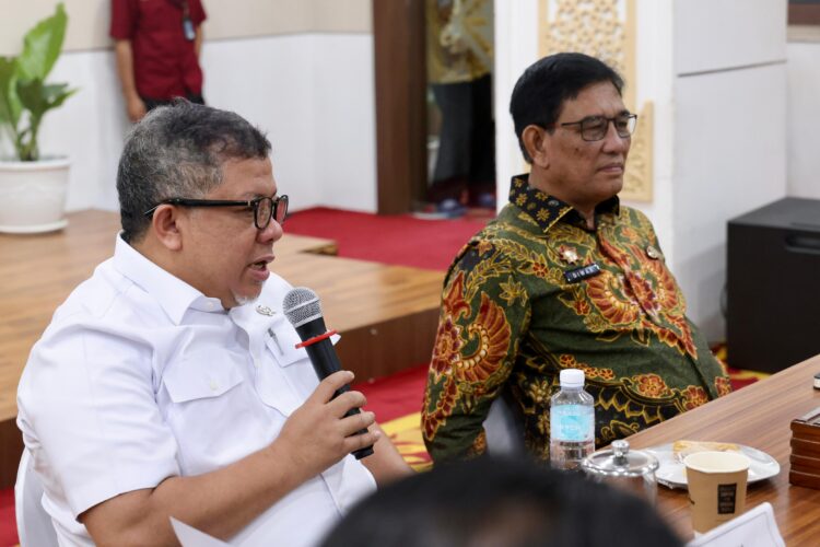Wakil Menteri Perumahan dan Kawasan Permukiman RI Fahri Hamzah menggelar rapat denhan Asisten Administrasi Umum Sekda Aceh Drs Muhammad Diwarsyah MSi terkait isu data Backlog penghunian evaluasi suplai perumahan MBR tahun 2025 oleh pengembangan serta evaluasi perkembangan program FLPP dan BSPS di Wilayah Aceh di Ruang Potda 1 Setda Aceh Kamis 1962025 KETIKKABARcom Wakil Menteri Perumahan dan Kawasan Permukiman RI Fahri Hamzah menggelar rapat denhan Asisten Administrasi Umum Sekda Aceh Drs Muhammad Diwarsyah MSi terkait isu data Backlog penghunian evaluasi suplai perumahan MBR tahun 2025 oleh pengembangan serta evaluasi perkembangan program FLPP dan BSPS di Wilayah Aceh di Ruang Potda 1 Setda Aceh Kamis 1962025