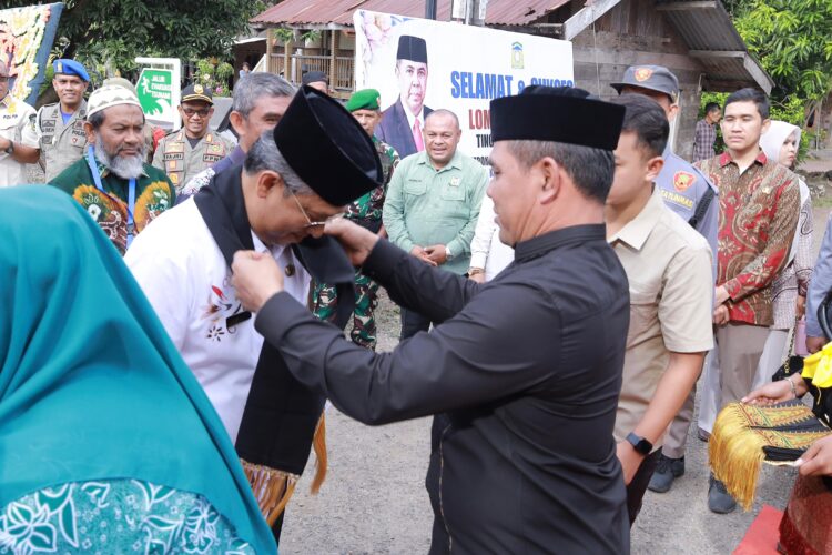 Bupati Aceh Besar H Muharram Idris Syech Muharram bersama Ketua TP PKK Kabupaten Aceh Besar Hj Rita Mayasari menyambut tim penilaian lomba gampong tingkat Provinsi Aceh di Beuradeun Kecamatan Peukan Bada Kabupaten Aceh Besar Jumat 2062025 pagi FOTO PROKOPIM PEMKAB ACEH BESAR