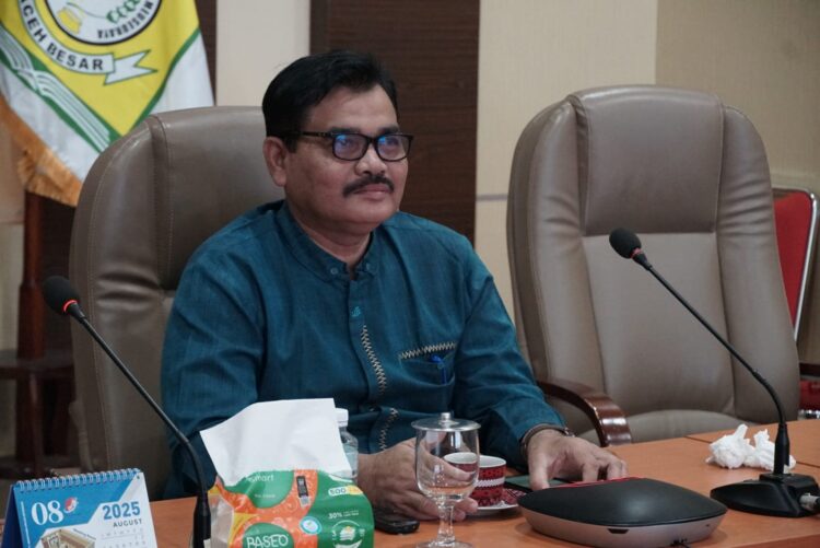 Kepala Dinas Pertanian Kabupaten Aceh Besar Jakfar SP MSi mengikuti Rapat Koordinasi dengan Kementerian Pertanian RI secara virtual di ruang rapat kantor Bupati Aceh Besar Kota Jantho Jumat 20062025 FOTOMC ACEH BESAR