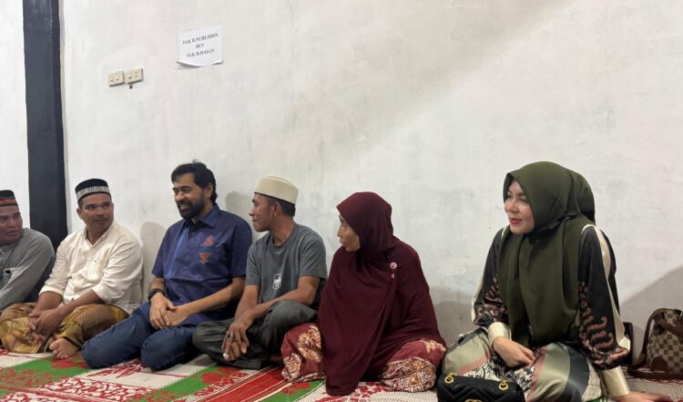 Gubernur Aceh Muzakir Manaf didampingi Anggota DPR Aceh Salmawati bertakziah ke rumah almarhum ayah mertua Imran Pasee Alm Tgk HNuruddin Bin Tgk HHasan Ayah Haji Keutapang Nisam pada malam ketujuh di Desa Keutapang Kecamatan Nisam Kabupaten Aceh Utara pada Jumat 2062025 malam