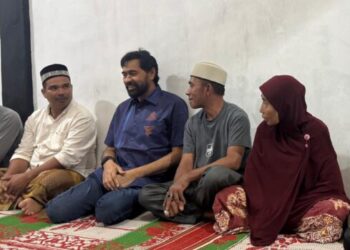 Gubernur Aceh Muzakir Manaf didampingi Anggota DPR Aceh Salmawati bertakziah ke rumah almarhum ayah mertua Imran Pasee Alm. Tgk H.Nuruddin Bin Tgk H.Hasan (Ayah Haji Keutapang-Nisam) pada malam ketujuh, di Desa Keutapang, Kecamatan Nisam, Kabupaten Aceh Utara, pada Jumat, 20/6/2025 malam.