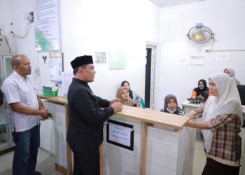 Bupati Aceh Besar H Muharram Idris berdialog dengan pegawai Puskesmas Lhoong, Jumat (20/06/2025). FOTO/ PROKOPIM PWLEMKAB ACEH BESAR