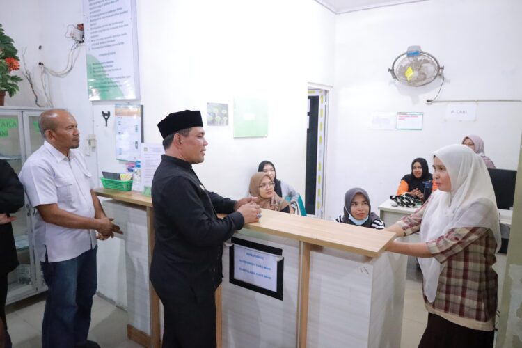 Bupati Aceh Besar H Muharram Idris berdialog dengan pegawai Puskesmas Lhoong Jumat 20062025 FOTO PROKOPIM PWLEMKAB ACEH BESAR KETIKKABARcom Bupati Aceh Besar H Muharram Idris berdialog dengan pegawai Puskesmas Lhoong Jumat 20062025 FOTO PROKOPIM PWLEMKAB ACEH BESAR