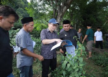 Bupati Aceh Besar H. Muharram Idris (Syech Muharram) bersama Ir. Syahrial Amanullah, ST dan Tim Commando Independen Kecamatan Lhoong meninjau lokasi Bendungan dan Irigasi di kecamatan Lhoong Aceh Besar, Jumat, (20/06/2025). FOTO/MC ACEH BESAR