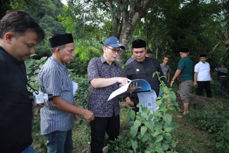 Bupati Aceh Besar H Muharram Idris Syech Muharram bersama Ir Syahrial Amanullah ST dan Tim Commando Independen Kecamatan Lhoong meninjau lokasi Bendungan dan Irigasi di kecamatan Lhoong Aceh Besar Jumat 20062025 FOTOMC ACEH BESAR