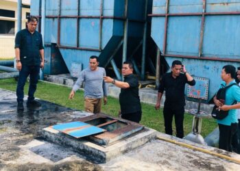 Bupati Aceh Besar, Syech Muharram melakukan pemantauan langsung kondisi produksi air bersih pada instalasi Water Treatment Plant (WTP) PDAM Tirta Montala Cabang Darul Imarah-Glee Taron Mata IeMinggu (22/06/2025). FOTO/MC ACEH BESAR