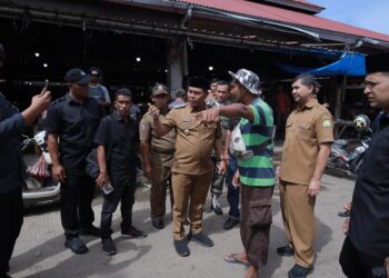 Bupati Aceh Besar, H. Syech Muharram Idris, berdiskusi dengan pedagang di Pasar Induk Lambaro pada Senin (23/06/2025). FOTO/PROKOPIM PEMKAB ACEH BESAR
