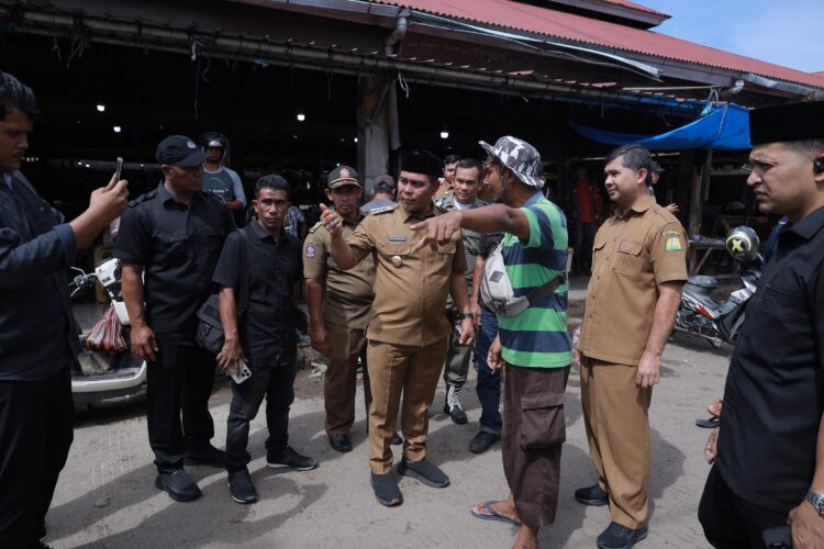 Bupati Aceh Besar H Syech Muharram Idris berdiskusi dengan pedagang di Pasar Induk Lambaro pada Senin 23062025 FOTOPROKOPIM PEMKAB ACEH BESAR