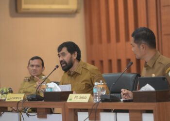 Gubernur Aceh H. Muzakir Manaf, memimpin Rapat Pimpinan (Rapim) Pemerintah Aceh yang membahas percepatan realisasi anggaran APBA 2025 dan pengadaan barang dan jasa pemerintah Aceh, di Gedung Serbaguna Setda Aceh, Senin 23 Juni 2025. Rapat turut dihadiri Wakil Gubernur Fadhlullah, Plt Sekda, para asisten serta seluruh Kepala SKPA dan Kepala Biro di Lingkungan Setda Aceh