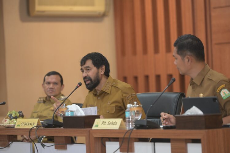Gubernur Aceh H Muzakir Manaf memimpin Rapat Pimpinan Rapim Pemerintah Aceh yang membahas percepatan realisasi anggaran APBA 2025 dan pengadaan barang dan jasa pemerintah Aceh di Gedung Serbaguna Setda Aceh Senin 23 Juni 2025 Rapat turut dihadiri Wakil Gubernur Fadhlullah Plt Sekda para asisten serta seluruh Kepala SKPA dan Kepala Biro di Lingkungan Setda Aceh KETIKKABARcom Gubernur Aceh H Muzakir Manaf memimpin Rapat Pimpinan Rapim Pemerintah Aceh yang membahas percepatan realisasi anggaran APBA 2025 dan pengadaan barang dan jasa pemerintah Aceh di Gedung Serbaguna Setda Aceh Senin 23 Juni 2025 Rapat turut dihadiri Wakil Gubernur Fadhlullah Plt Sekda para asisten serta seluruh Kepala SKPA dan Kepala Biro di Lingkungan Setda Aceh