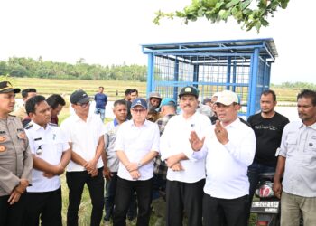 Bupati Aceh Besar, H Syech Muharram Idris menyampakan arahan saat meninjau irigasi are persawahan di Gampong Atong, Kecamatan Montasik, Aceh Besar, Rabu (25/06/2025). FOTO/MC ACEH BESAR